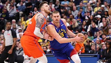 Isaiah Hartenstein im Duell mit Nikola Jokic.