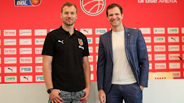 Headcoach Anton Gavel (li.) mit Baskets-Geschäftsführer Philipp Höhne.