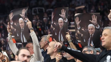 Zahlreiche Zuschauer hielten zu Spielbeginn ein Porträt vom abgetretenen Coach Zeljko Obradovic in die Luft.