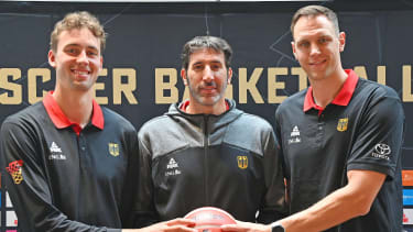 Bundestrainer Mumbru vor der Europameisterschaft mit Franz Wagner (li.) und Johannes Voigtmann (re.).