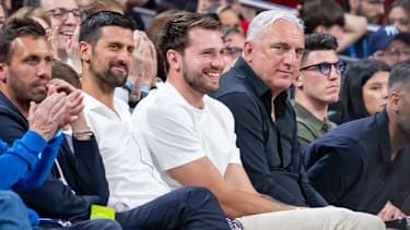 Luka Doncic saß bei der Partie von Real Madrid Courtside. Links neben ihm: Tennis-Legende und bekennender Roter-Stern-Fan Djokovic.