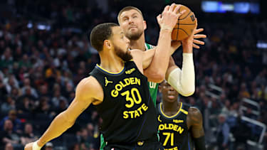 Curry (li.) und Porzingis (re.) im Duell.