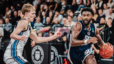 Der ehemalige Alba-Berlin-Spieler Treveon Williams (re.) geht inzwischen für Bahcesehir auf Korbjagd.