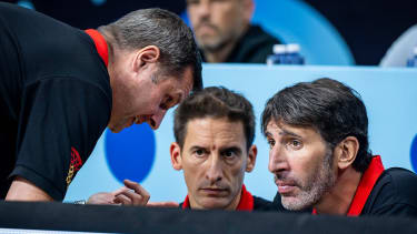 Alan Ibragimagic (li.) im Gespräch mit Cheftrainer Alex Mumbru (re.) und Assistent Alberto Sanchez (mi.).