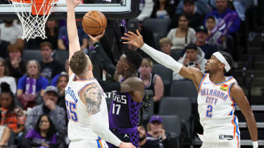 Isaiah Hartenstein (li.) im Duell mit Landsmann Dennis Schröder (mi.).