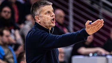 Kroatiens Trainer Tomislav Mijatovic gibt Anweisungen.