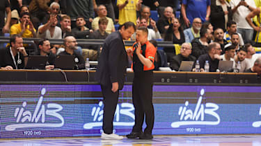 Ergin Ataman im Austausch mit einem der Schiedsrichter beim Duell zwischen Panathinaikos und Maccabi.