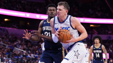 Wagner gab am Sonntagabend in Orlando sein Comeback. In rund zehn Einsatzminuten erzielte er acht Punkte sowie je zwei Rebounds und zwei Vorlagen.