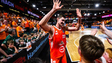 Tibor Pleiß feiert mit den Fans.