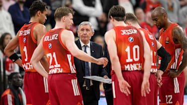 Svetislav Pesic hat seine Spieler versammelt.