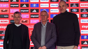 Pesic stellte sich gemeinsam mit Vereinspräsident Herbert Hainer (li.) und Sportdirektor Dragan Tarlac (re.) den Fragen der Presse.