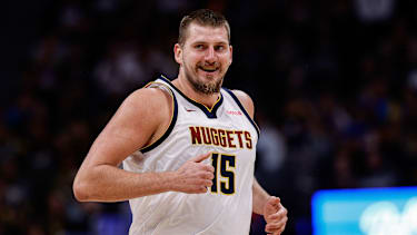 Nikola Jokic lacht