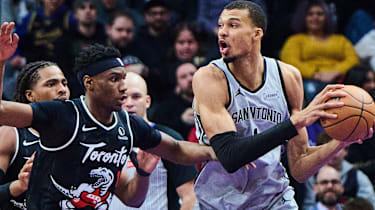 Victor Wembanyama mit dem Ball im Spiel in Toronto.