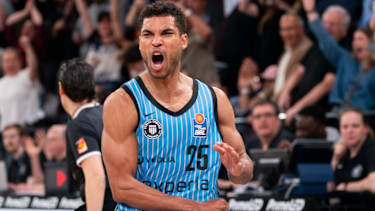 Kenneth Ogbe (Veolia Towers Hamburg, 25) jubelt Jubel nach Sieg Spielende, Przemyslaw Frasunkiewicz (Rostock Seawolves, Trainer) sauer, GER, Veolia Towers Hamburg vs Rostock Seawolves, Basketball, Bundesliga, Spieltag 13, Saison 2025 2026, 22.04.2026 GER, Veolia Towers Hamburg vs Rostock Seawolves, Basketball, Bundesliga, Spieltag 13, Saison 2025 2026, 22.04.2026 Hamburg *** Kenneth Ogbe Veolia Towers Hamburg, 25 cheers after victory end of game, Przemyslaw Frasunkiewicz Rostock Seawolves, coach angry, GER, Veolia Towers Hamburg vs Rostock Seawolves, Basketball, Bundesliga, Matchday 13, Season 2025 2026, 22 04 2026 GER, Veolia Towers Hamburg vs Rostock Seawolves, Basketball, Bundesliga, Matchday 13, Season 2025 2026, 22 04 2026 Hamburg Copyright: xEibner-Pressefoto MaxxVincenx EP_MVN