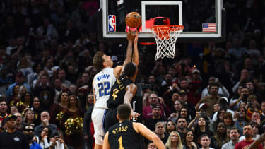 Evan Mobley von den Cleveland Cavaliers blockt den Versuch von Franz Wagner