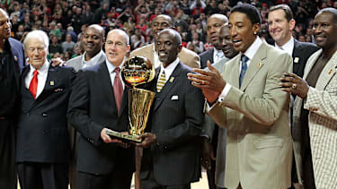 Das legendäre Bulls-Team bei ihrer Reunion 2011 zum 20-jährigen Jubiläum ihrer ersten Meisterschaft. King steht in der hinteren Reihe links neben Jordan.