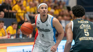 Jones im Duell mit Marcus Foster vom MBC.