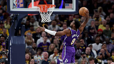 Bronny James steigt zum Dunk hoch.