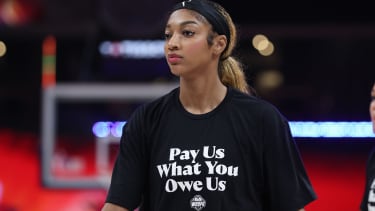 Angel Reese trug wie alle All-Stars ein T-Shirt mit einer Botschaft beim Aufwärmen.