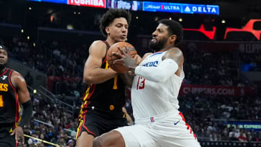 Zwei ähnliche Spielertypen im Duell: Jalen Johnson und Paul George (re.).