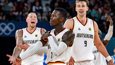 Olympische Spiele Paris 2024 Basketball Paris 06.08.2024 Viertelfinale Männer Herren Deutschland (GER) - Griechenland (GRE) Dennis Schröder Schroeder (Deutschland, No.17) Schröder Schroder Jubel Daniel Theis (Deutschland, No.10) Franz Wagner (Deutschland, No.09) hinten *** Olympic Games Paris 2024 Basketball Paris 06 08 2024 Quarter-finals Men Men Germany GER Greece GRE Dennis Schröder Schroeder Germany, No 17 Schröder Schroder Cheers Daniel Theis Germany, No 10 Franz Wagner Germany, No 09 behind