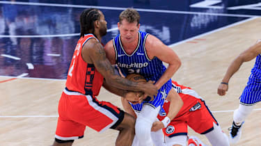 Moritz Wagner im Duell mit Kawhi Leonard.