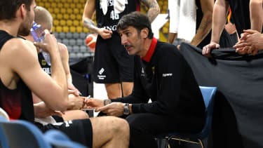 Alex Mumbru ist Bundestrainer der deutschen Basketballer.