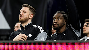 Zwei NBA-Spieler auf der Bank: Isaiah Hartenstein (l.) und Ariel Hukporti (r.) konnten nicht eingesetzt werden, unterstützten das Team aber dennoch von der Bank.