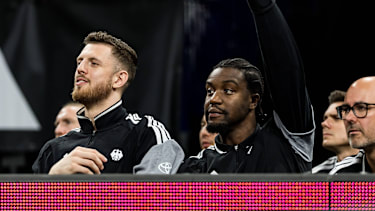 Zwei NBA-Champions auf der deutschen Bank: Isaiah Hartenstein (l.) und Ariel Hukporti (r.).