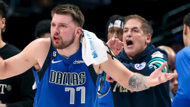Mark Cuban (r.) wollte Doncic, ähnlich wie zuvor Nowitzki, für seine gesamte Karriere in Dallas halten.