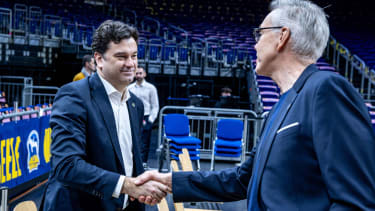 Alba-Coach Gonzalez (l.) mit Bayern-Trainer Herbert (r.).