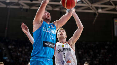 Luka Doncic (li.) und Niels Giffey (re.) duellierten sich unter anderem in der WM-Qualifikation 2022.