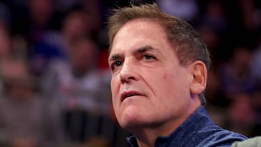 Cuban hatte die Mavericks rund um die Jahrtausendwende für knapp 285 Mio. Dollar erworben. 2023 verkaufte er den Großteil seiner Anteile für rund 3,8 Milliarden Dollar.