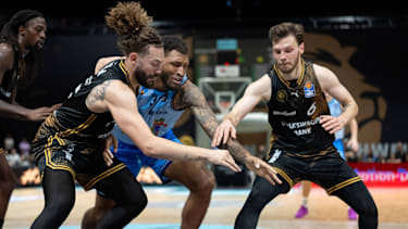 Askew (li.) war Topscorer der Partie.