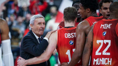 Pesic beglückwünschte Obst direkt nach der Schlusssirene. Die Inhalte des Gesprächs wollte Pesic allerdings nicht teilen.