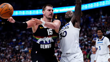 Nikola Jokic (li.) im Duell mit Julius Randle (re.).