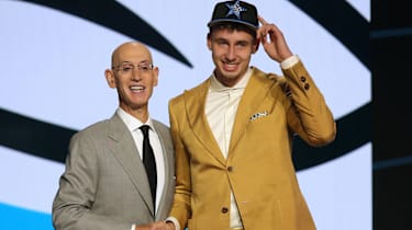 Commissioner Adam Silver mit Franz Wagner.