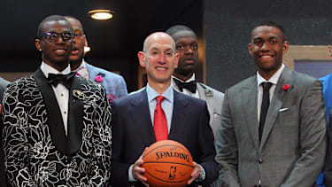 NBA-Boss Adam Silver (mi.) will noch in dieser Saison Änderungen am Draftsystem vornehmen.