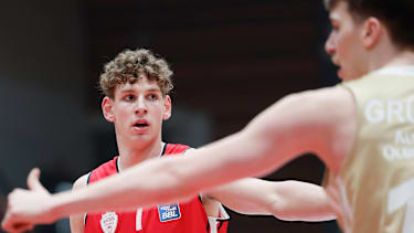 Hannes Steinbach (mi.) und Johann Grünloh (re.) waren nur zwei deutsche Talente, die die BBL im vergangenen Sommer verließen. An diesem Abfluss wird sich wohl erstmal nichts ändern.
