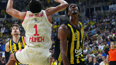 Nigel Hayes Davis (11) of Fenerbahce Beko and Oscar Da Silva (1) of FC Bayern Munich in action during the Turkish Airlines EuroLeague Regular Season Round 9 match between Fenerbahce Beko Istanbul and FC Bayern Munich at Ulker Sports and Event Hall on November 12, 2024 in Istanbul, Turkey. (Photo by Seskimphoto )