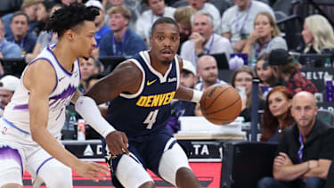 Lonnie Walker IV (re.) spielte zuletzt kurz für die Nuggets.