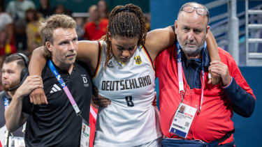 Olympische Spiele Paris 2024 Basketball Lille 29.07.2024 Vorrunde Frauen Damen Deutschland (GER) - Belgien (BEL) Nyara Sabally (Deutschland, No.08) verletzt *** Olympic Games Paris 2024 Basketball Lille 29 07 2024 Preliminary round Women Women Germany GER Belgium BEL Nyara Sabally Germany, No 08 injured