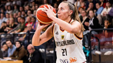 FIBA Women’s EuroBasket Qualifier, Deutschland - Italien; 12.11.2023 Svenja Brunckhorst (Deutschland, 21) wirft FIBA Women’s EuroBasket Qualifier, Deutschland - Italien, edel-optics.de Arena, Hamburg *** FIBA Womens EuroBasket Qualifier, Germany Italy 12 11 2023 Svenja Brunckhorst Germany, 21 throws FIBA Womens EuroBasket Qualifier, Germany Italy, edel optics de Arena, Hamburg Copyright: xBEAUTIFULxSPORTS Wunderlx