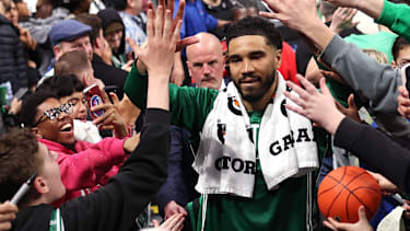 Jayson Tatum genießt ein Bad in der Menge.