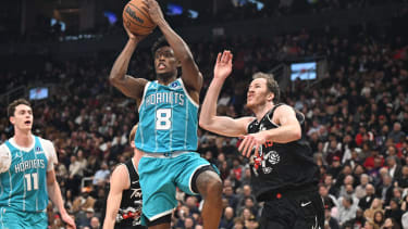 Jakob Pöltl (re.) im Duell mit Hornets-Guard Collin Sexton (li.).