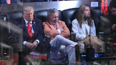 Dolan (in orange) verfolgte Spiel 3 der NBA Finals neben Trump.