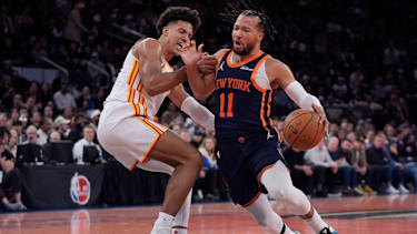 Jalen Brunson im Duell mit Jalen Johnson.