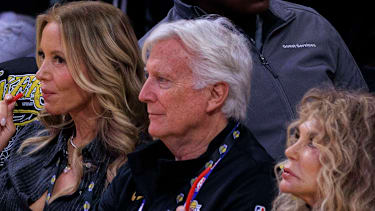 Mark Walter (mi.) mit Lakers-Geschäftsführerin Jeanie Buss.