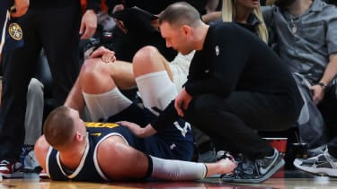 Nikola Jokic verletzte sich in Miami am Knie.