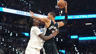 Victor Wembanyama steigt zum Dunk hoch.